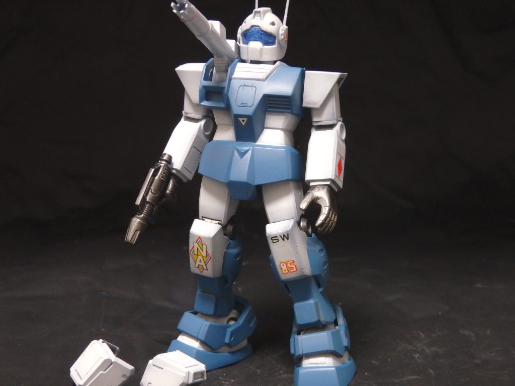 肩アーマーは実はサイズが合わないので、後ろ側を斜めに接着して無理やりハマる様にしています。かぶせているだけなので、外せます。一番苦労したのは旧キットの足にパワードジムの足のボールジョイント部品を埋め込む工作でした。股関節は手抜き工作で、旧キットの股関節のままです。パワードジムの太ももはボールジョイントの受けになっているので、そこにパーマネントマットバーニッシュを充填してなんとなく関節の様な動きを実現しています。経年劣化するのでそしたらまたパーマネントマットバーニッシュを充填します。パーマネントマットバーニッシュ(言いたいだけ)についてはググって下さい。