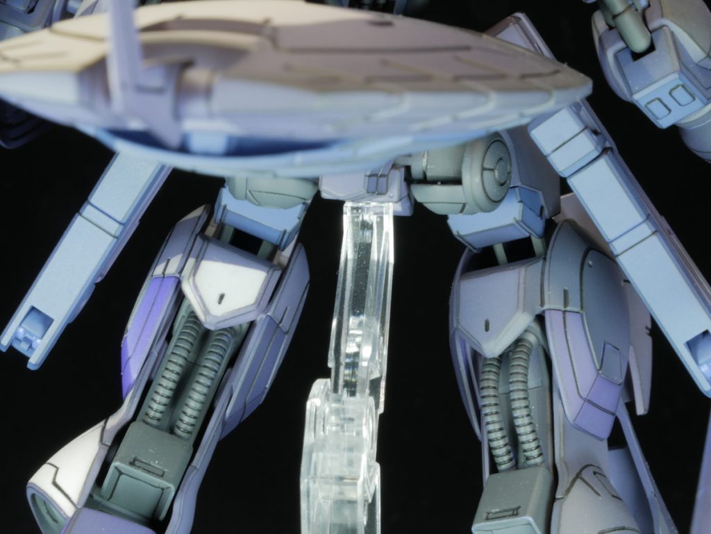 ふくらはぎの外装の合わせ目を移動したので、後ハメができます。