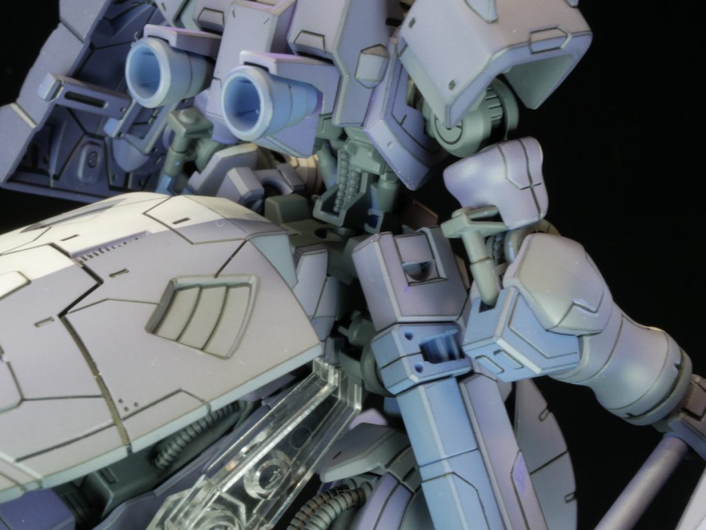 前腕はフレームの一部をカットして、後ハメできるように加工しています。