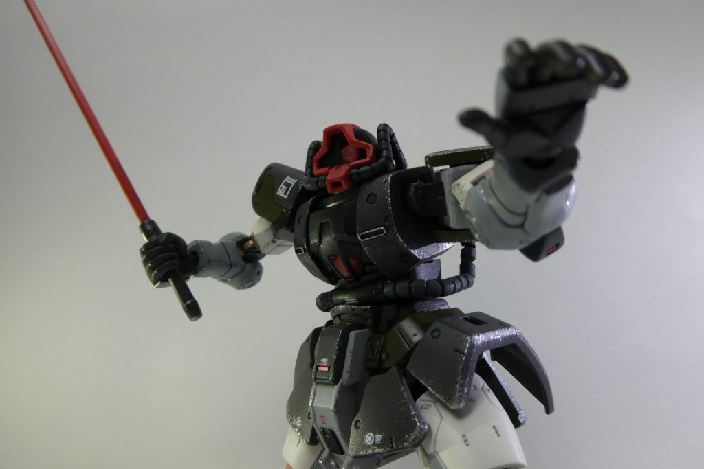 ホバーで移動し、距離を測りながら詰めるドムさん