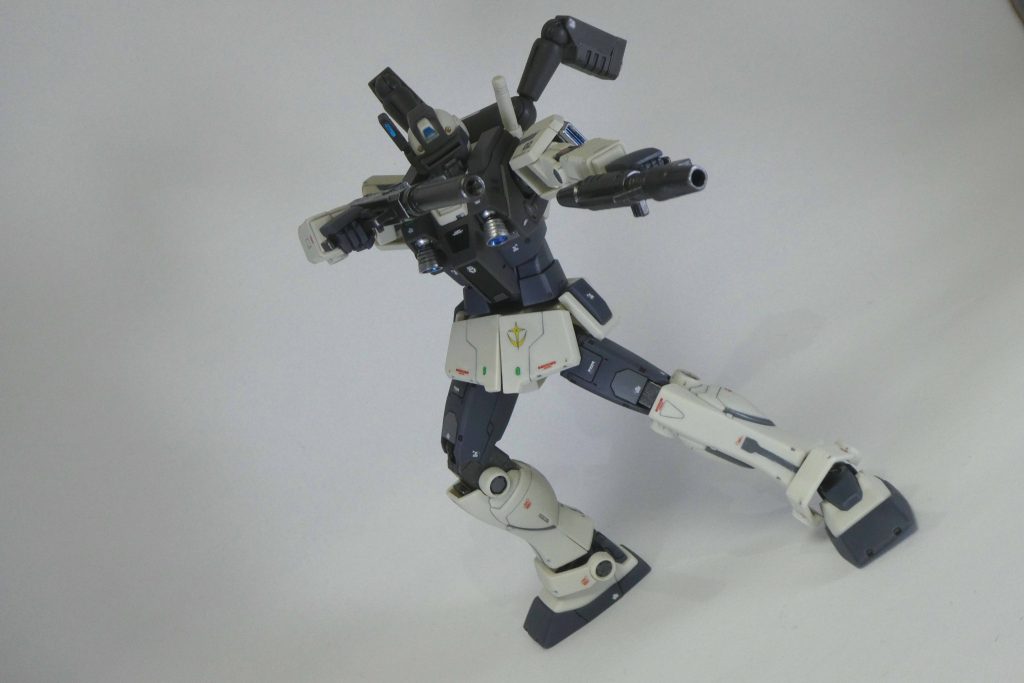 左手の銃の持ち手も付属していたのでガンカタポーズめっちゃカッコいいですわ、この機体ビームガンもサプレッサーを付けたMAC10ぽくてすごく好き武器だけパーツ請求したかったですが、届くのを待てなかったです