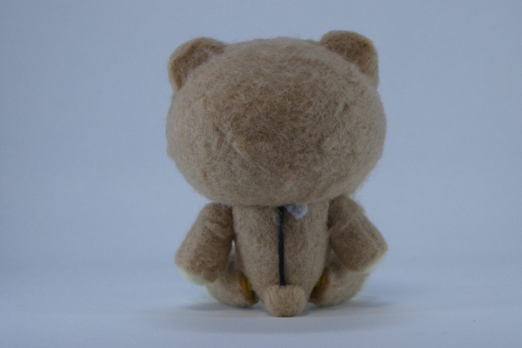 背面ちゃんとリラックマっぽくファスナーっぽい物も作って付けておきましたこのおかげで、台座との接続穴が失われて、自立できなくなっちゃったんですけどね