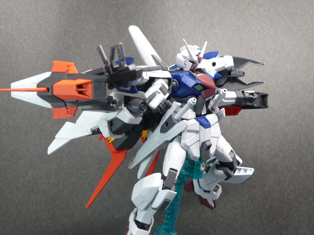 高速機動。前回は解説していませんでしたが、ビームライフルはフライトユニットにくくりつけられます。