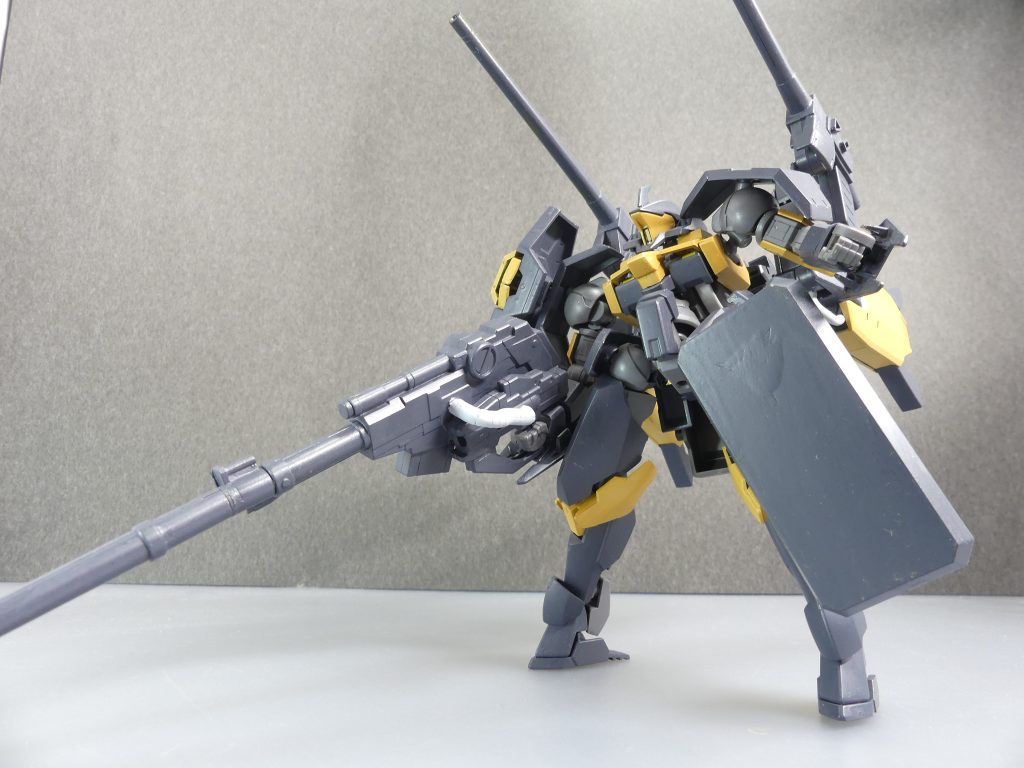 【ガンプラデータ】ベース：HGIBO レギンレイズ（ジュリエッタ機）使用：HGIBA MSオプションセット２HGUC ギラ・ドーガ（アンジェロ専用機）　など「小説パートの尺が足りない」。そう考えたのは「NEXus」スタート直後。「ＥＸ」までと違って小説パートに使える武装は残り１つ、製作する新作だけでは絶対に足りない（特に敵が）。じゃあ増やそう。そういうことになり･･･「過去作再投稿編」となります。具体的には、旧ＧＵＮＳＴＡに投稿していたりそうでなかったものを「ＧＢＮＷ」用に設定再構築と一部再撮影を行った上で投稿する物になります。基本的には過去機体を（主に）フォース・「メメント・モリ」のガンプラとして再利用すると言うものです。投稿時にはタイトルの最後に（Re）と付きます。表紙写真・小説パート・前後は新規撮影（黒背景の写真が新規です）。旧ＧＵＮＳＴＡ閉鎖で設定を忘れている機体も多いので、当時のブログ（今回はこちら）を元に新規設定します。というか今回は当時のネーミングがネタっぽかったので機体名も変えています。