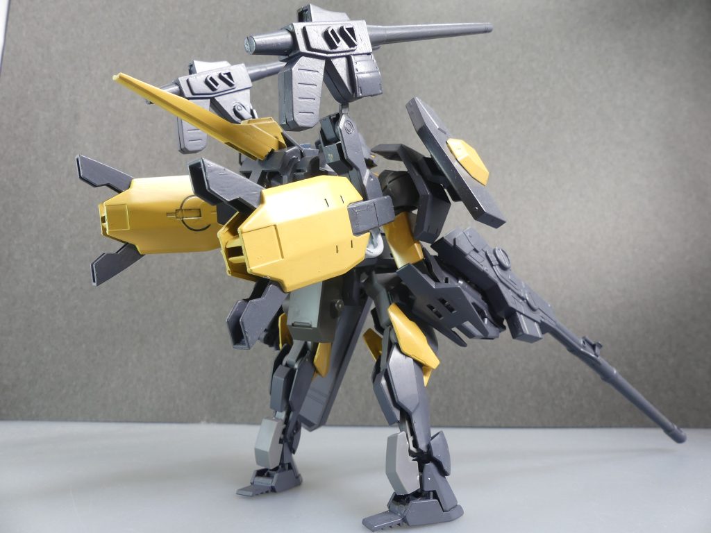 レギンレイズ・クジャン：イオク用レギンレイズの強化プランとして設計されたもの。武装とブースターを大幅追加し、射撃面を強化。後軸を固める指揮官機。なお、復座にして射撃を別パイロットが担当する案もあったとか。2016年12月完成。元々はレギンレイズ（イオク機）を塗り替えで作ってみよう･･･と言う流れ。当時ＭＳオプションセット７のレールガンは発売されていなかったので、オリジナル武装を盛って「クジャン家当主を守るレギンレイズ」にした･･･という。