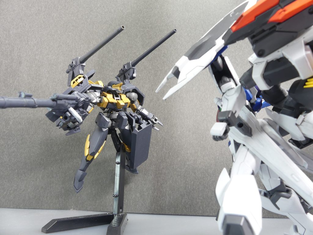 第124改「ＮＥＸ09：死を恐れぬ者」～ＧＢＮ内・アルの指定座標～データの回収を終えてるはず、なのに･･･！「データよこせ」って、何事ォ！？あっちを破壊すればデータが出てくるはず、ないでしょ！これはＧＢＮで手に入れたれっきとしたアイテムで･･････って言うか、何で「メメント・モリ」がデータの存在、知ってるの！？答えているような余裕は、向こうにはなかった。ただ、「あっちを倒せばデータが出てくる」という考えに取り付かれている。そんなことは、あり得ないはずだ。･･･え、「未知のバグ」。･･･そう、相手からは出た。･･･そんなこと、あるのか・・・！？ーコウメ！僕が守る、まかせて！！ーアルがインターセプト。そして、さっき戦ってたダイバー、マサムネも。「メメント・モリ」。彼らは、死を恐れない。その相手が、２機のガンダムだったとしてもー