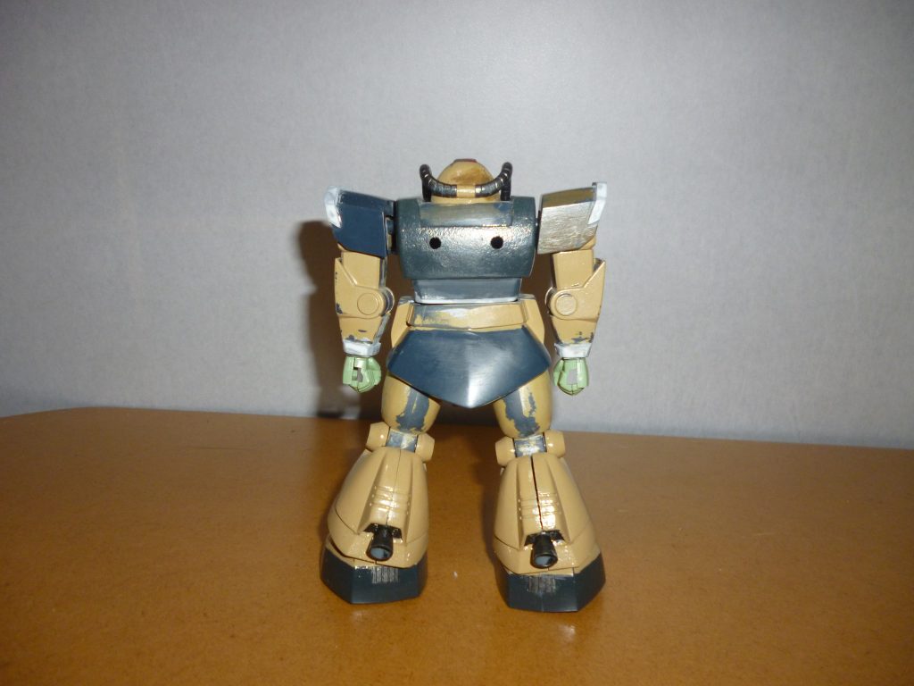 　本体の基本工作が終わった状態です。　以前投稿した「プロトタイプ・ドム」と同じく、腰と足首を加工しポーズを付けやすくしてあります（詳しくは「プロトタイプ・ドム」の投稿をご覧になってください。まったく同じ加工をしてあります）。　本作品独自の加工としては、まず肩アーマーに追加装甲をプラ板で施しました。　また、元ネタの画像などでは手首付近に袖のような一段高いモールドが確認できるので、プラ板を加工して再現してあります。　さらに、手首は腕の内部にポリキャップを仕込み、HGUCのザクから移植しました。このザクの手首、MSVキットのモノよりは格段に出来が良いですが、さりとて現代的すぎるというワケでもない適度な野暮ったさで、それでも旧キットをアップグレードするには十分すぎるほどのクオリティです。まさにこのキットにぴったりでした！　それと、ザクから手首を移植したのは、ザクマシンガンをどうしても装備させてみたかったからというのが大きいです（笑）。