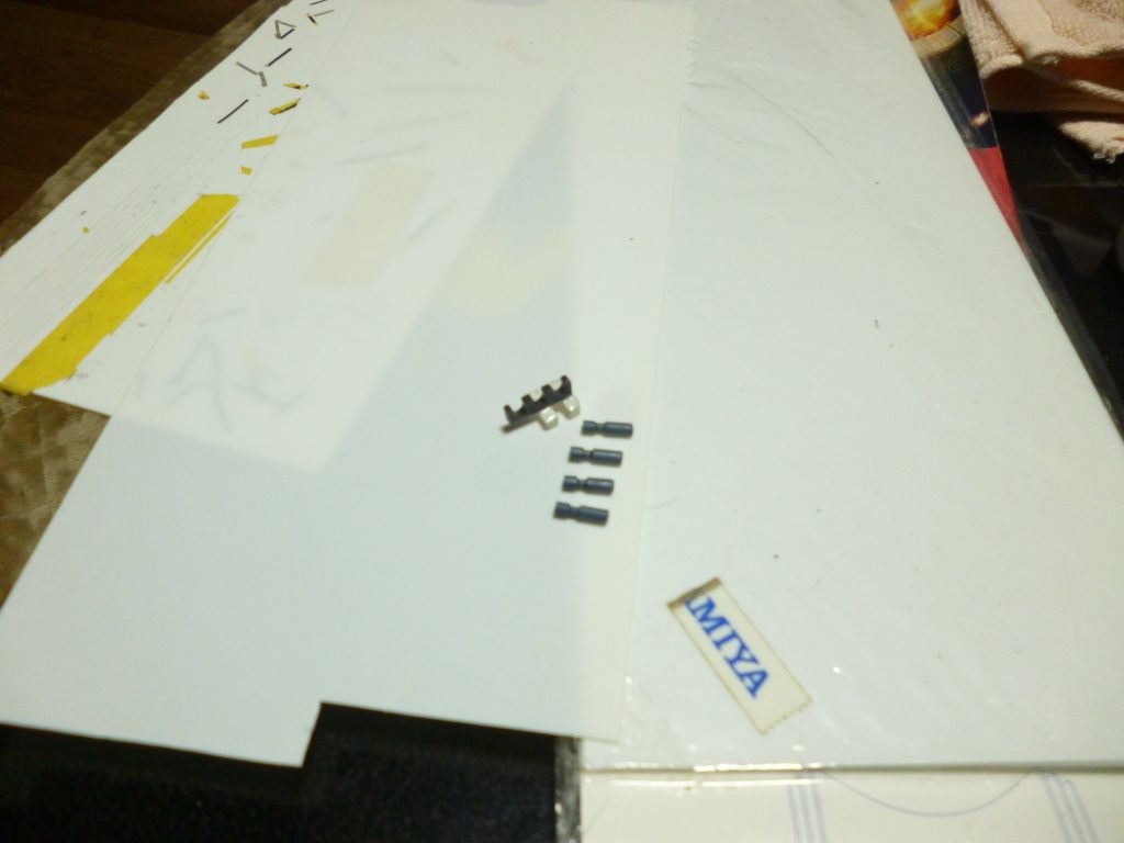 　ハンド・グレネード＆装備用ラッチです。　どちらもSDのザクⅡに付属していたモノを加工して製作しました。　ハンド・グレネードはミサイル（？）らしきモノの先端を切って製作し、ラッチはそれらをSDのザクに持たせるために付属していたモノでした。　