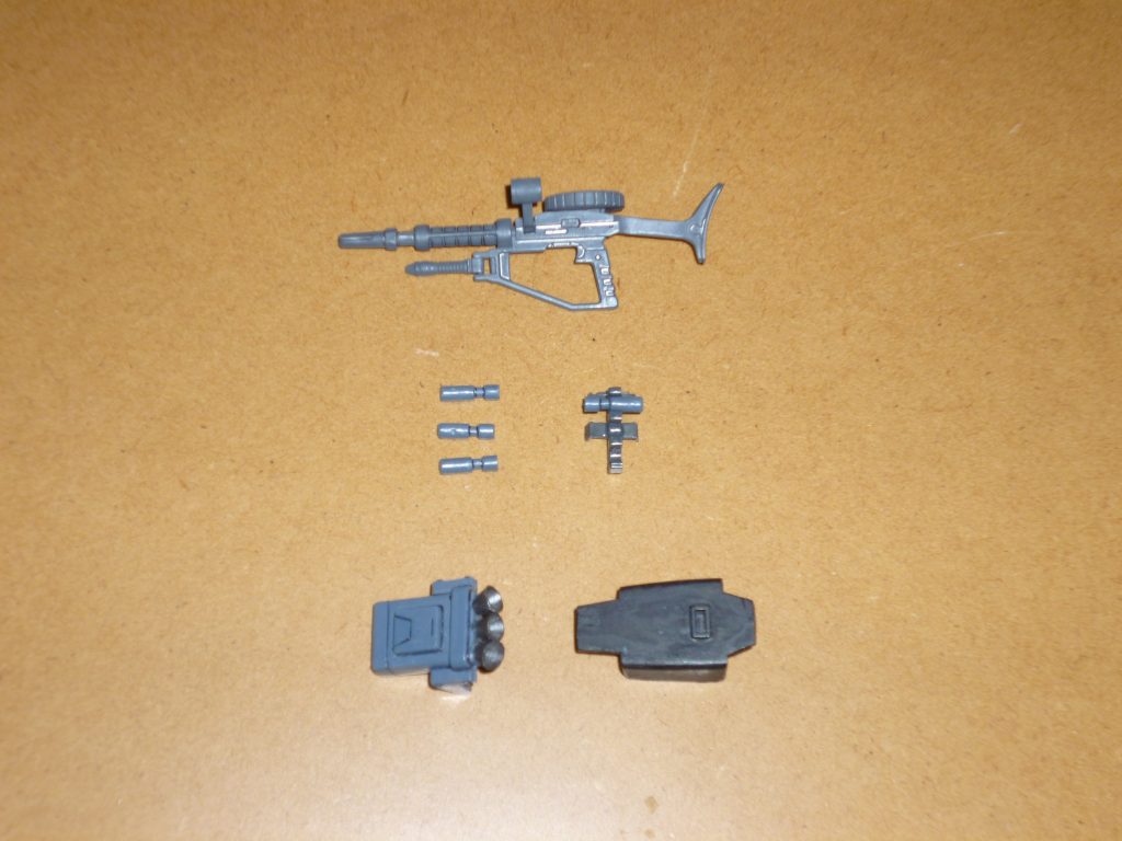 　追加武装一式です。　上から順番に・ザクマシンガン・ハンド・グレネード＆装備用ラッチ・3連装ミサイルポッド＆ショートシールド「戦場の絆」などのゲームで装備可能な武装は大体用意しました。