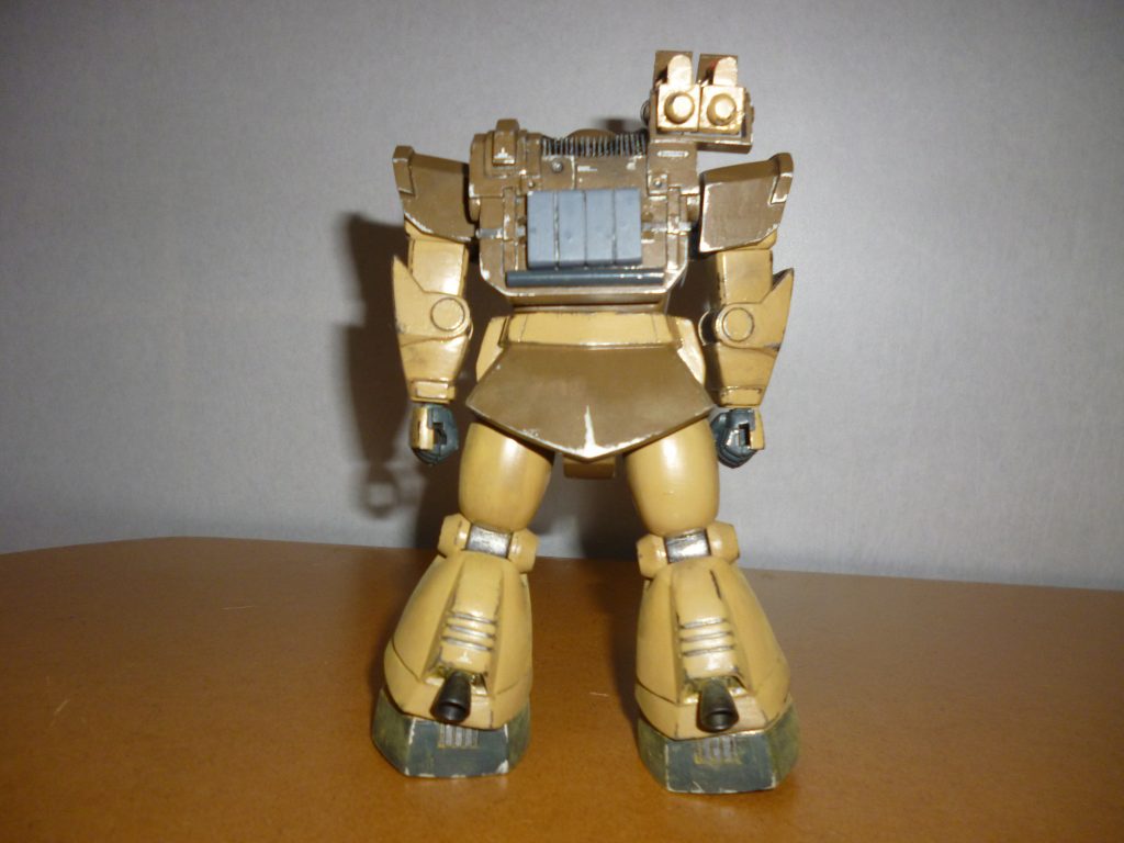 　リアビューです。　バックパックはプラ板の箱組みに、ランナーを切ったプラ棒などを使った部品を貼り付けて仕上げました。　キャノン砲は太さの違うプラパイプ2種類と、こちらもプラ板を使って仕上げました。　このバックパックだけで2ヶ月かかりましたが、時間をかけた分だけなかなかの出来になってくれました。