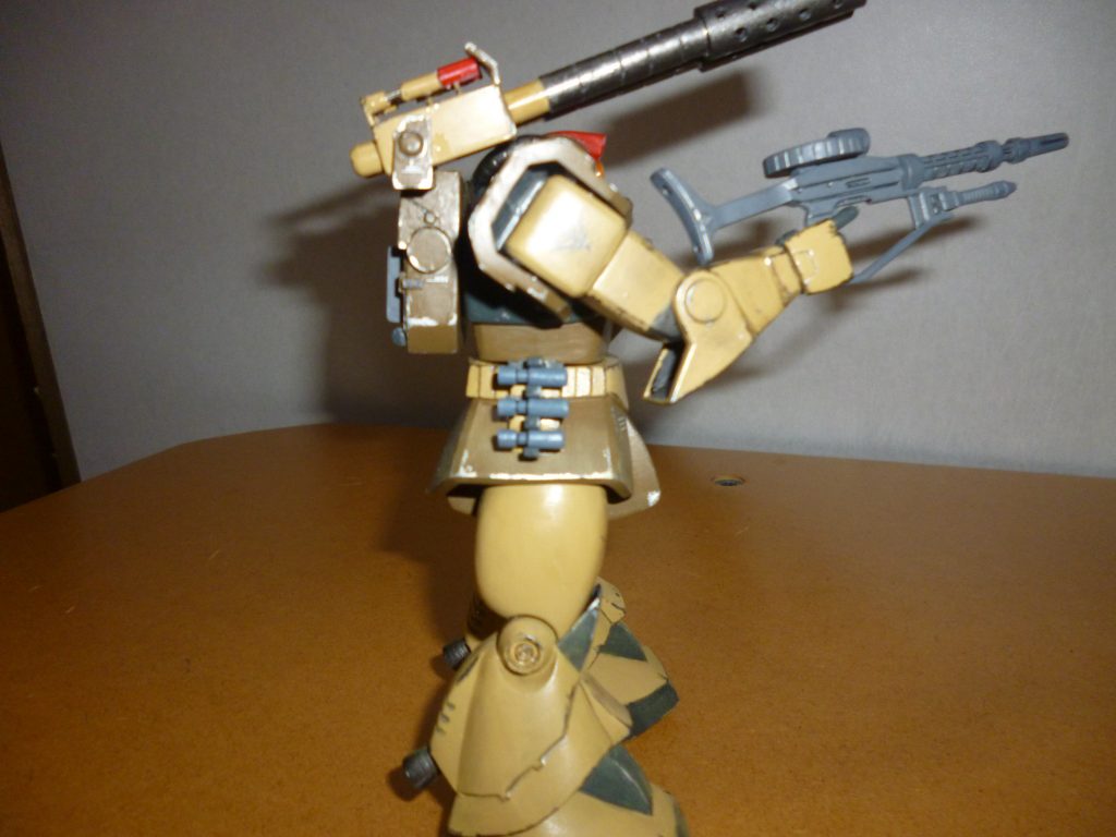 　ハンド・グレネード装備です。　ラッチの裏側に木工ボンドを薄く塗ってあるので、腰のパーツに取り付けてもぴったりフィットしてくれて落ちません。　以前製作したルッグンでも使った手ですが、こんなところでも応用が利きました！