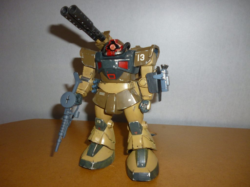 　フル装備状態です。　右手にザクマシンガン、左腕にショートシールドと3連装ミサイルポッド、さらに右腰にはハンド・グレネードを3つ装備できます。