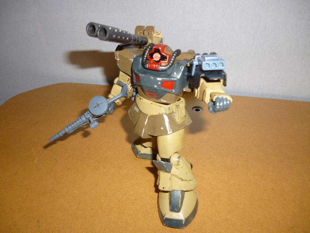 　3連装ミサイルポッドです。　ショートシールドとミサイルポッドは、旧キット ディザート・ザクに付属していたモノを無加工で取り付けられました。　やはりこの装備は外せません。