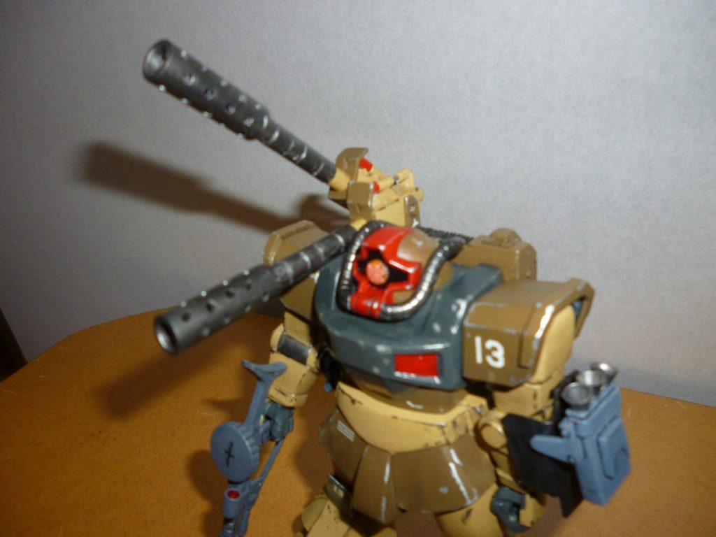 　キャノン砲の可動範囲です。　キャノン砲2本それぞれの基部にポリキャップを仕込み、プラ棒を通してあるので、ある程度射角調整が可能です。　そういえば、工作や加工がほぼ終わって、あとはウェザリングを施せば完成という所にきて「顔の動力パイプが邪魔でキャノン砲を水平射できない」というトラブルが発覚しました・・・。　そのままでもダメではないのですが、やはりキャノン砲を可動できるようにした以上、できるだけ動かしてみたいという思いが抑えきれず、動力パイプをカットして加工しました。ところがここの加工が思った以上に面倒で、なまじパイプがうねっているせいで一旦切り離すと再接着したときに角度がズレて頭部に接着できなくなったりと失敗の連続でした・・・。最終的に、プラ板やパテも使ってなんとか理想通りの形にはなってくれましたが、もうあの加工はやりたくありませんね・・・。