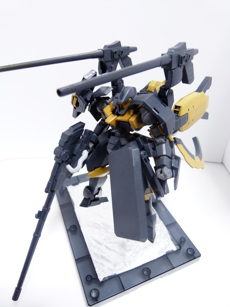 肩部キャノン砲・超長射程レールガン：射撃性能のさらなる強化を求めた本機には、多くの実弾射撃武装が装備されている。腰部シールド：射撃時に機体をガードできるよう、サブアーム接続となっている。以下当時の写真です。肩から伸びるのはＦ９０のキャノン砲。ブースターはデュエルガンダムやグレイズ地上用ブースターから。シールドはギラ・ドーガ、サブアームは見えませんがキマリストルーパーから。塗装は装甲部分のみ、関節は塗装無しになっています。