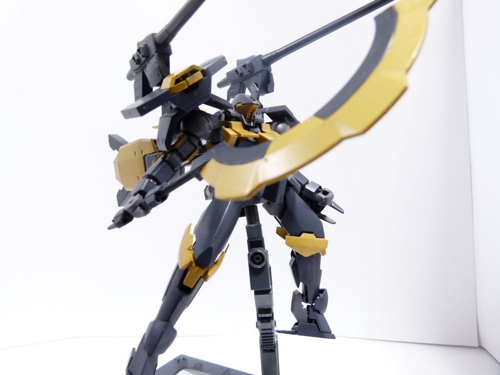 ユーゴーのショーテルも持たせて（ジュリエッタ機のツインパイルと接続）。右肩アーマーもユーゴーから。アンカーを装備。