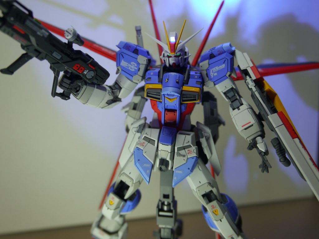 目と額のセンサーは蛍光グリーンと蛍光ブルーで塗装したあとHIQパーツのオーロラシールをはってますオーロラシールは肉眼で見ないとわかりません　笑