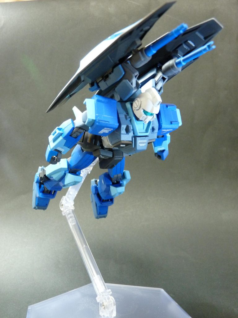 マリンタイプということで水中航行可能という設定になっています。その際腰部スラスターは羽を展開します。