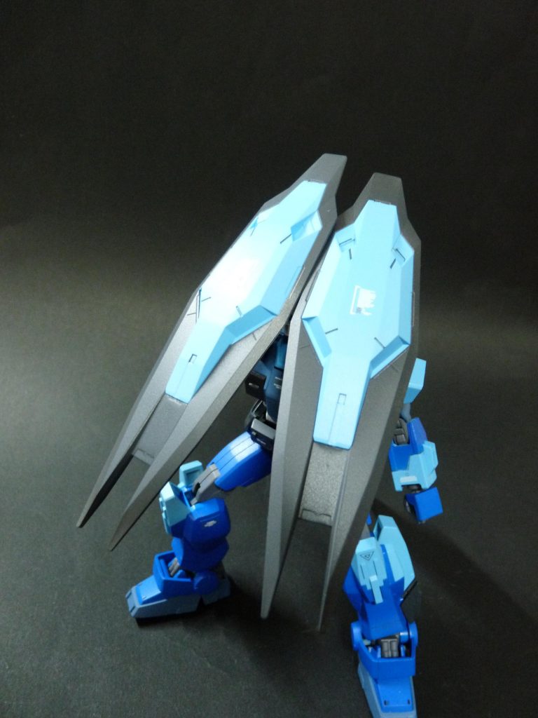 背部スラスターを展開し、シールド代わりに。この形態何気に好き。