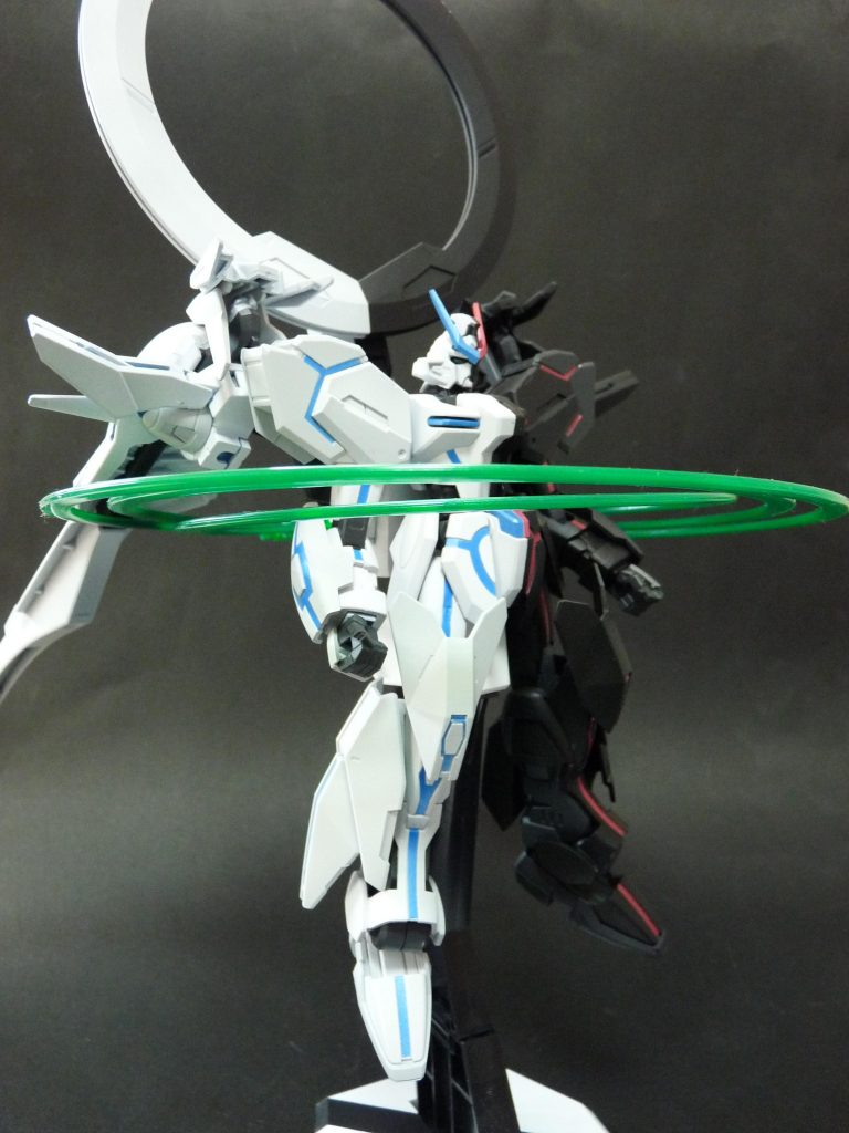 スターゲイザーを使用しているのでヴォワチュール・リュミエール(以下VL)を装備していますが、せっかくのクリアパーツが干渉して動かせなくなりました。でもこれはこれでかっこいいのでいいかなって思います。