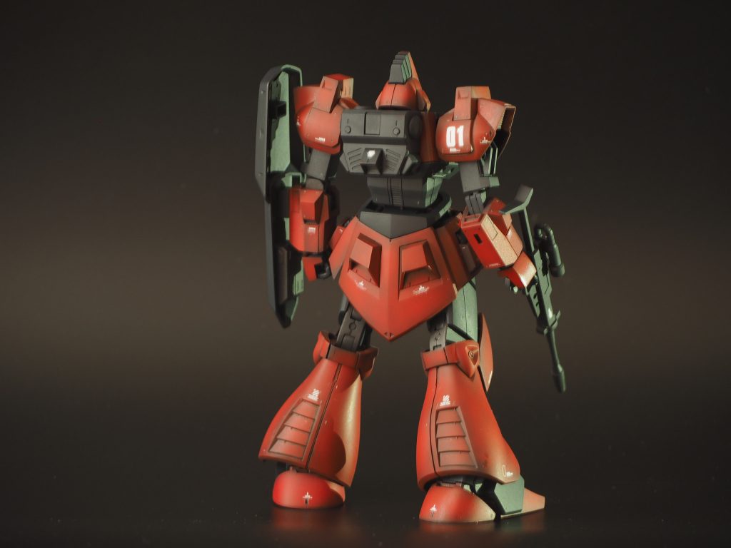 カラーリングは黒立ち上げのMAX塗り。赤はミニ四駆政策で余った適当混色のもの。黒は黒サフに白を混ぜたもの。