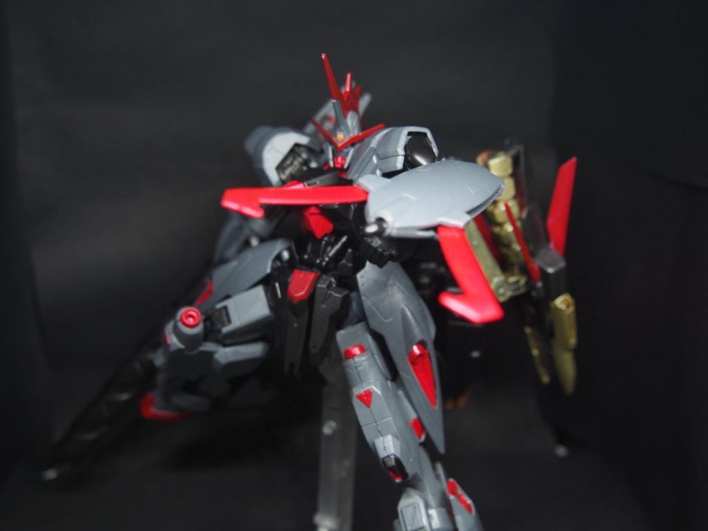 シルブヴァイト左腕に装備しているシールド兼兵装クローにより掴むだけでなく、ドリルが内蔵されておりそのまま貫通する