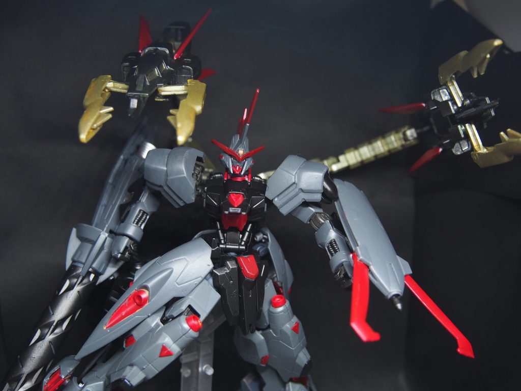 サーペントヴァイト・ハング上部に装備された巨大クローフヴェルゲルミルの大きな隙を補うために備え付けられたシールドとしての機能もある