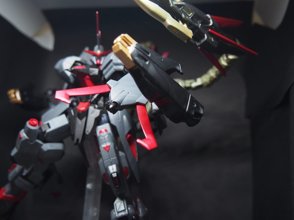 サーペントヴァイト・クロー下部に装備された巨大クローこちらはハングとは違い敵の死角を突くために備え付けられた