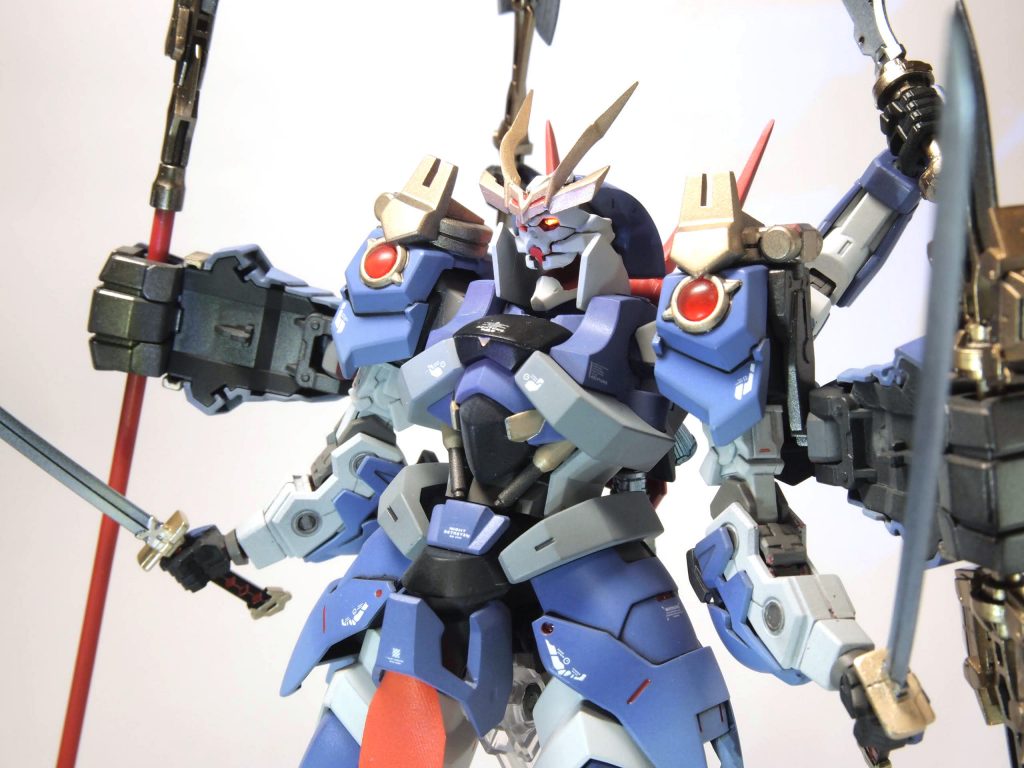 動力源を最大まで引き出すことで機体には多大な負荷がかかるため、行き場のなくなった排熱を逃がすため、頭部ユニット顎部が展開。まるで口を開けた悪鬼のような面相に、対峙した者は恐怖する。