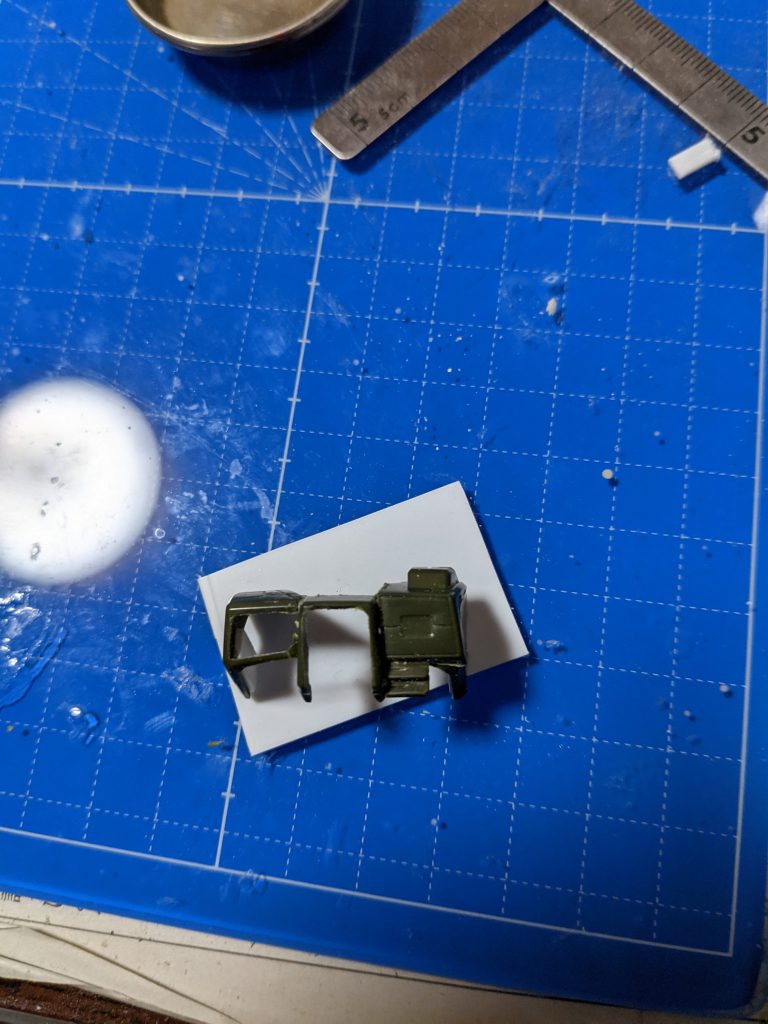 制作中胸アーマーの貼り付け分割して中央部分だけ塗装後接着したので若干塗装ラクにできたかも🦆