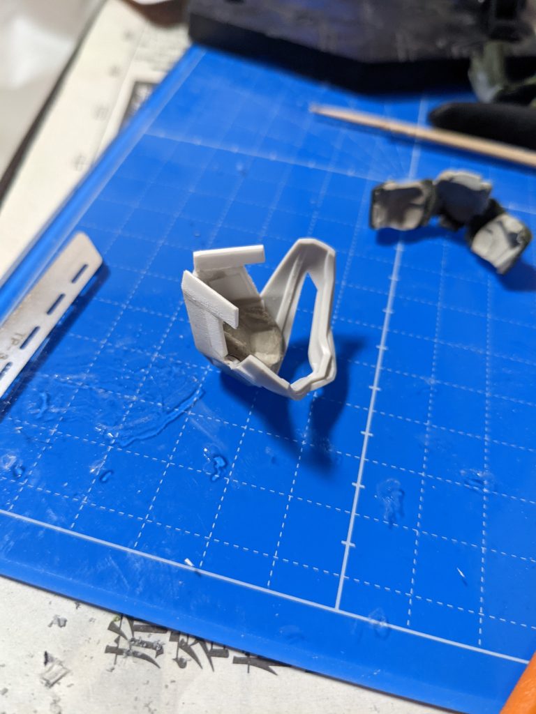 例のマスクパーツ·腰アーマー制作中