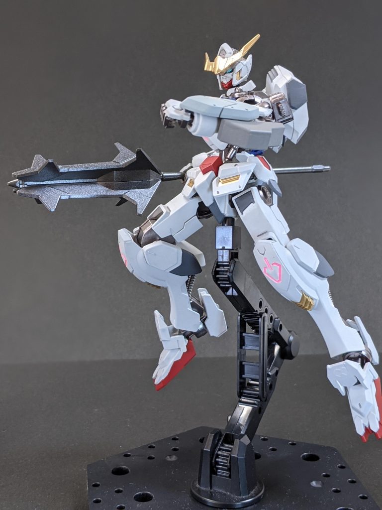 グレーが結構散っているので塗り分けは筆でがんばりました。キット付属のシールはもう少し暗い色でしたがこれはこれで。あと肩のピンは思ったより目立ったので加工したほうがよかったなぁ。