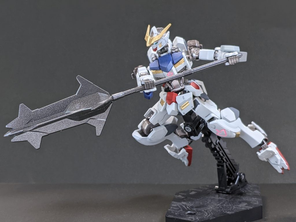 個人的にはもっと火星で砂埃にまみれて戦うバルバトスが見たかったし割と早い段階で大人が仲間になってしまったなと思いながら見ていたのですが、第四形態にするにはパトロン役がいないといけないしこのへんの塩梅は難しいですね。