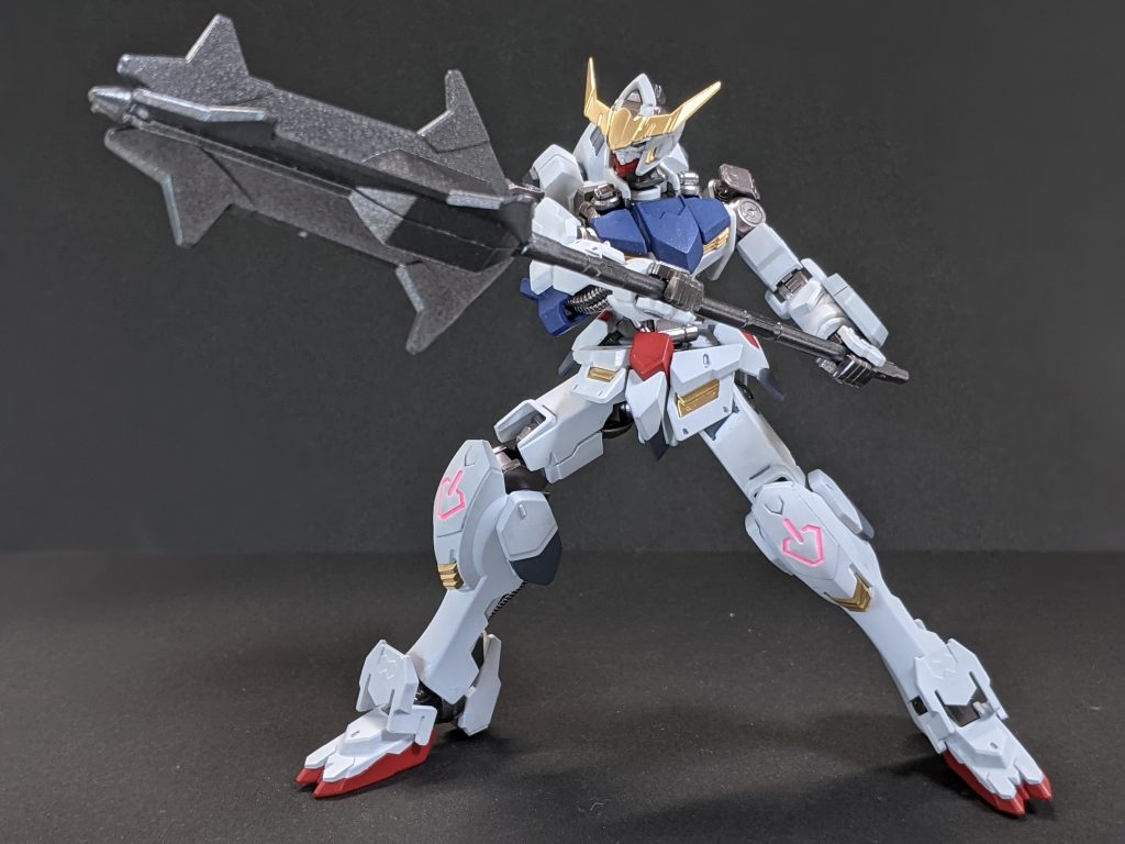 鉄血は、前情報では「この前髪変なのがキマリスに乗って太っちょがグシオンってのに乗って、パーツ組み換えて戦う子供向けな作風になるのかな〜」とか思ってたんですが、第一話Aパートで少年兵が狙撃されるのをみて「思ったよりハードやね〜」ってなった思い出があります。