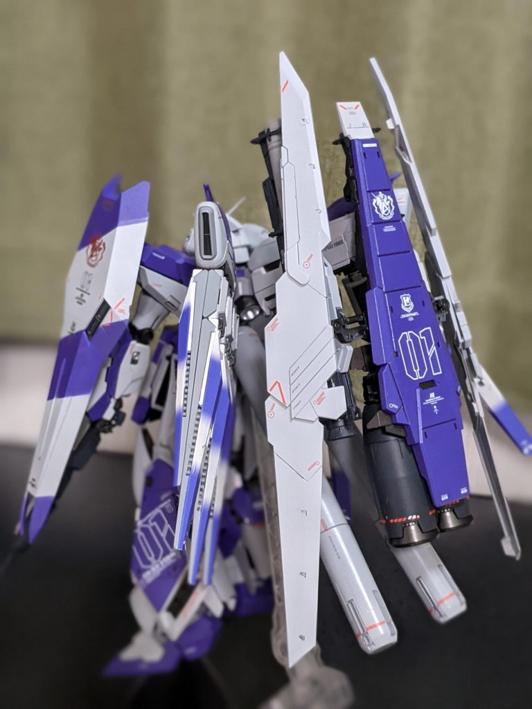 エアブラシ環境を手に入れたのもつかの間。ガイアカラーの匂いに妻から苦情が来てラッカーは断念。水性ホビーカラーに切り替えました。サフレスでもつや消し仕上げだと遠目で見ればあらは見えないはず。。