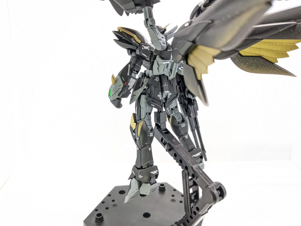 黒に金は映えますねゼロルルーシュカラーも考えましたが他の上手な作例があるのと、パーツを盛っていて形状も違いますので自己流カラーになりました