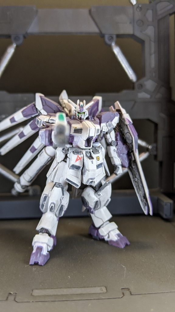 銃を構えた感じで