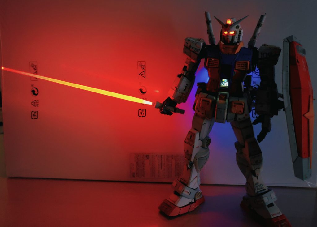 このキットにはLEDが組み込まれてますが、構造上光が弱く、明るい所では良くわからないためメインカメラ、ツインアイ、コックピットに別途LEDを組み込みました。オレンジ目は安彦ガンダムをイメージしてます。