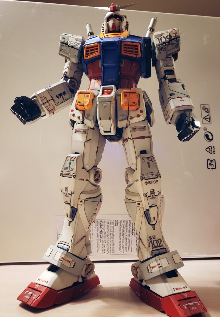 お台場ガンダム風に。外装は全塗装(缶スプレーと筆)ですが、内装もAQUOESで相当ネチネチ塗っています。メッキがわざとらしい所があるので、ウェザリングマスターやトップコートで押さえています。