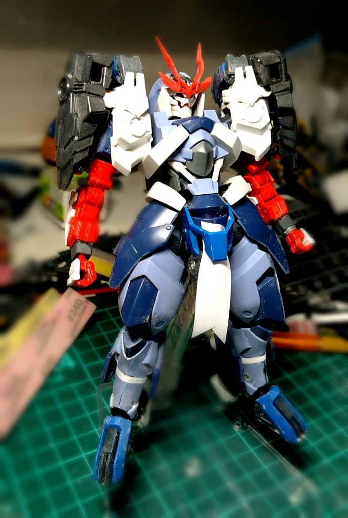 どうせなら「生やせるだけ生やしとけ」と百錬腕をサブに回して6本腕に。収納状態の収まりが思ったより良かったので採用しました。メイン腕はアストレイのものと交換し、手首を延長。色が浮いてますが、「色塗ればどうにかなるやろ」と開き直りw脹脛には百錬の肩アーマーを移植。股間の装飾に新しく取り入れた「配管保護テープ」なるマテリアルも使ってみることに。これまた仮置きの状態。