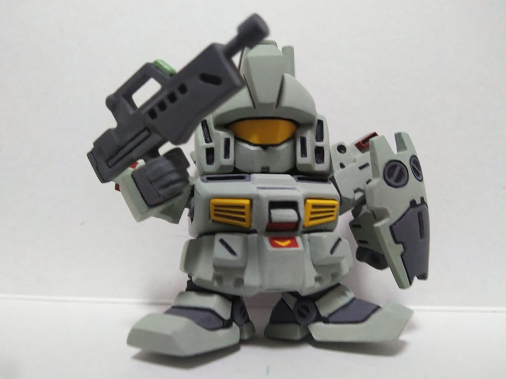 腰の形を設定に近づける感じで変えています。足の爪先にプラ板を貼って厚みを足しました。