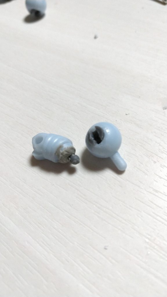 ホビーベースというメーカーのボールジョイント埋め込み中