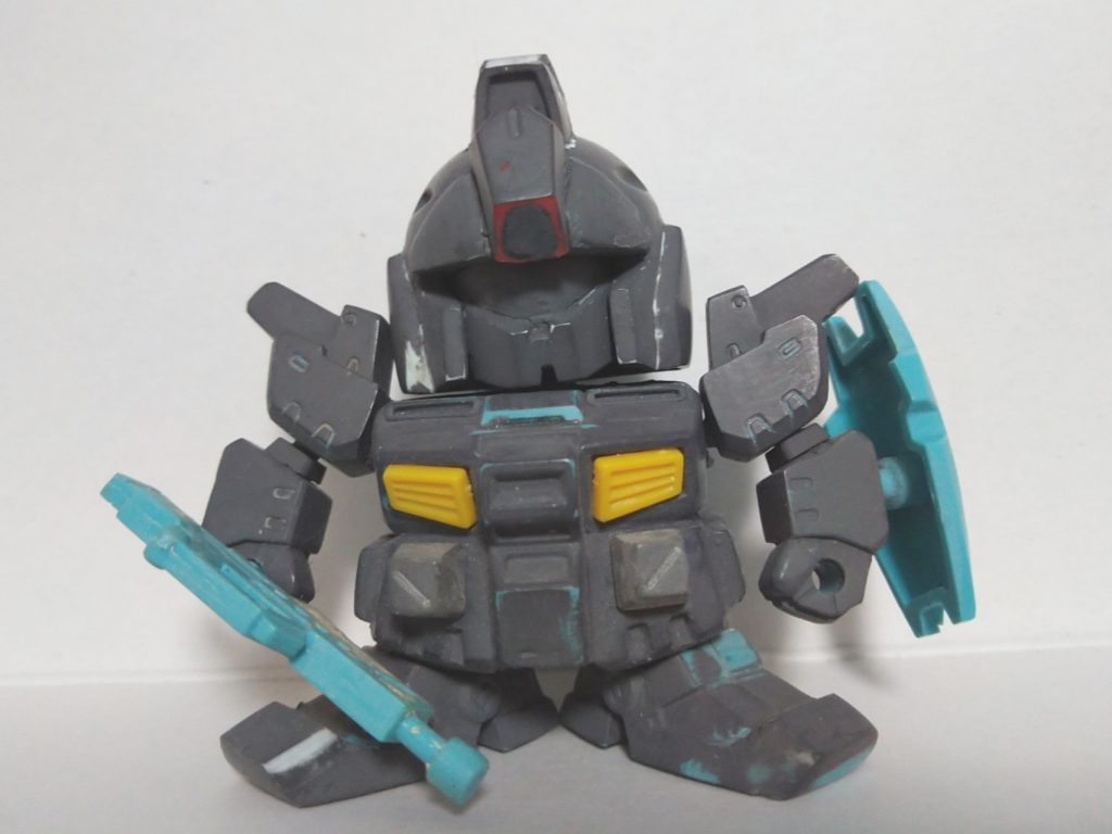 Gジェネキットの頭部は使わず、ガンダムと三国創傑伝部隊兵のパーツを使って頭部を作成しています。頭部アンテナはガシャポン戦士Fのスタンドパーツをそのまま使っています。