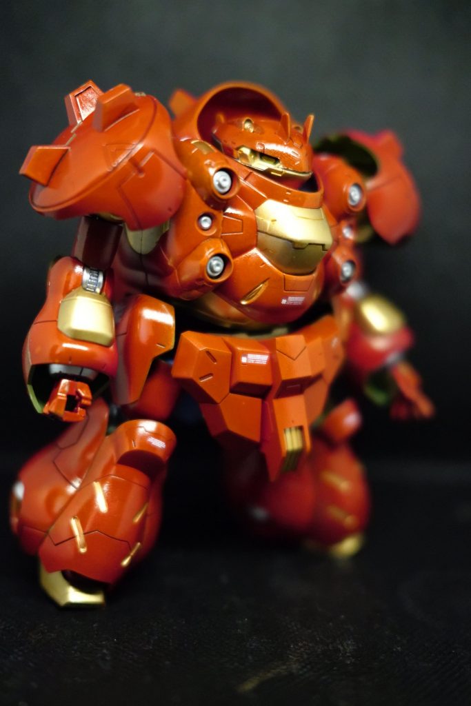 基本的には全部ガンダムマーカー(のエアブラシシステム)で塗ってます。赤:SEEDレッド(普通のガンダムレッドより深い赤色)金:レッドゴールド(とにかく発色が良くて使いやすい!)銀:シャインシルバー(臭いが独特)サフも吹かずに直接ランナー塗装です。(なので塗り残しもちょっとある)