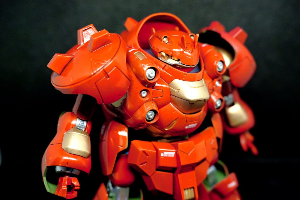 全塗装は2回目ですが、前回の反省も踏まえキレイに塗れたと思います。よりハルクバスターっぽくするには、もう少し金色を増やすべきだったかな。あ、袖口の所とか膝の所とか、元の色が見えちゃってんな。まあ色々後悔もあるっちゃありますが、一先ず満足です!