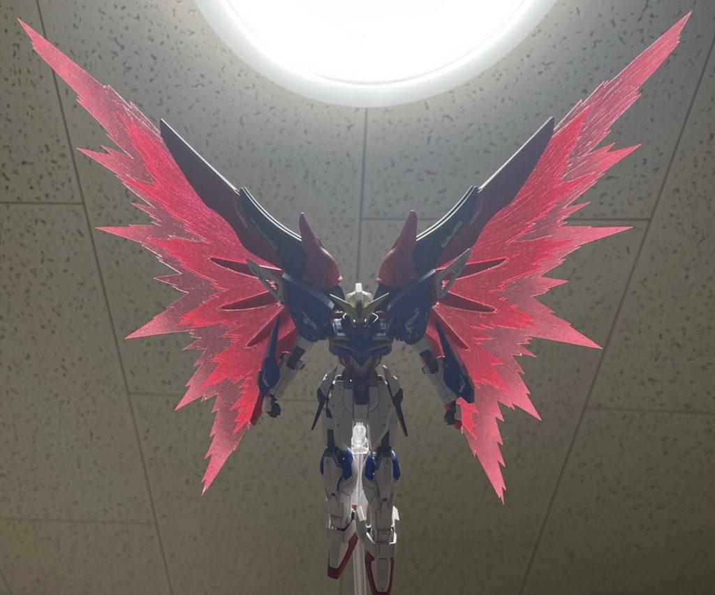 ラストはライトをバックに撮影した写真です。クリアー塗装のおかげで良い感じに透けてくれます。以上、Beyond Destiny GUNDAMの紹介でした!ここまで読んでいただきありがとうございました!マッシブなデスティニーガンダム、いかがだったでしょうか?デスティニーを愛するみなさんに気に入っていただけると嬉しいです!