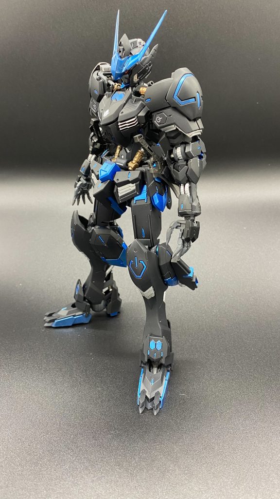 引きのフロントまず大きく変えたところはサイドに青枠からもぎ取ったアーマーシュナイダーを接続それと、足の横にジャンク品を色々くっつけてバーニアっぽいのを付けてみました。肩にはたしかコトブキヤの放熱フィンを成形したものを取り付けてます。あとはちょこちょこのディティール掘りやプラ棒ですね。基本バルバトス自体情報量多いので極力大改造はしてません。