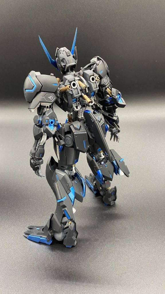 バックお尻が少し寂しかったのでたしかこれも青枠のバックパックの片側だったかな？それを拝借して3mmプラ棒で元々空いていた3mm穴に取り付けてます。 