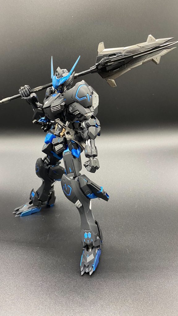 バルバトスと言えばのメイスさんEXブラックにガイアのガンメタを薄く吹きかけてグラデにした感じの塗装です