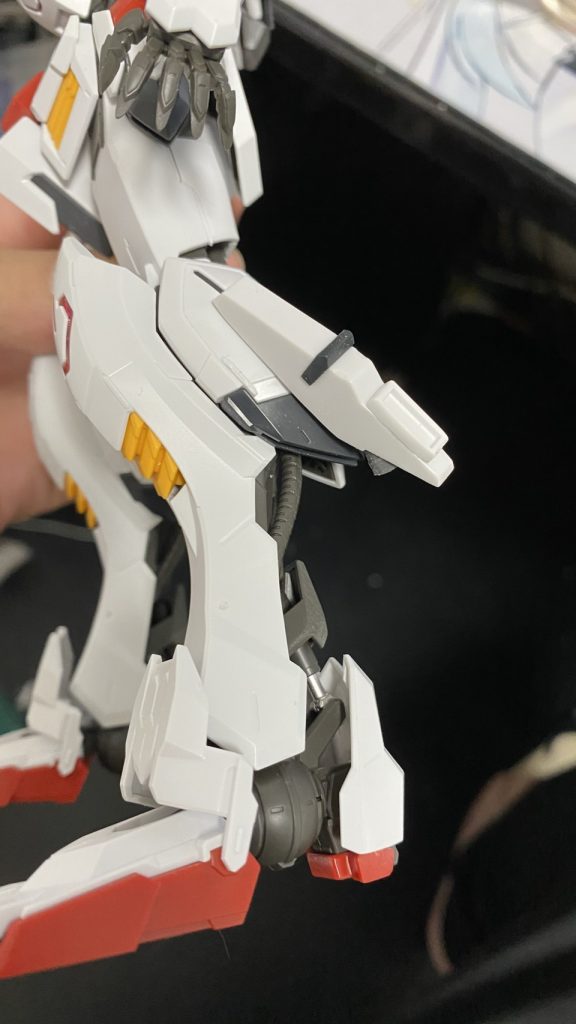 そんで外にもバーニアを取り付け。上側が寂しかったので後でさらにプラ棒を接着してます。